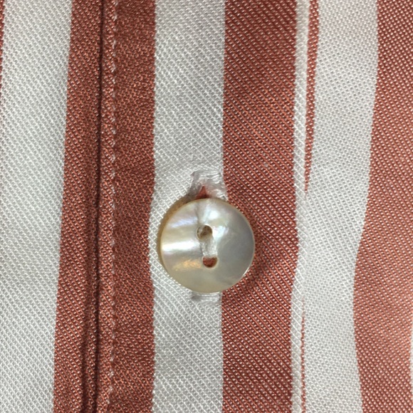 NWOT Naturals by D & Co Tailored Striped Shirt with Abalone Buttons & HiLo Hem - Picture 10 of 16